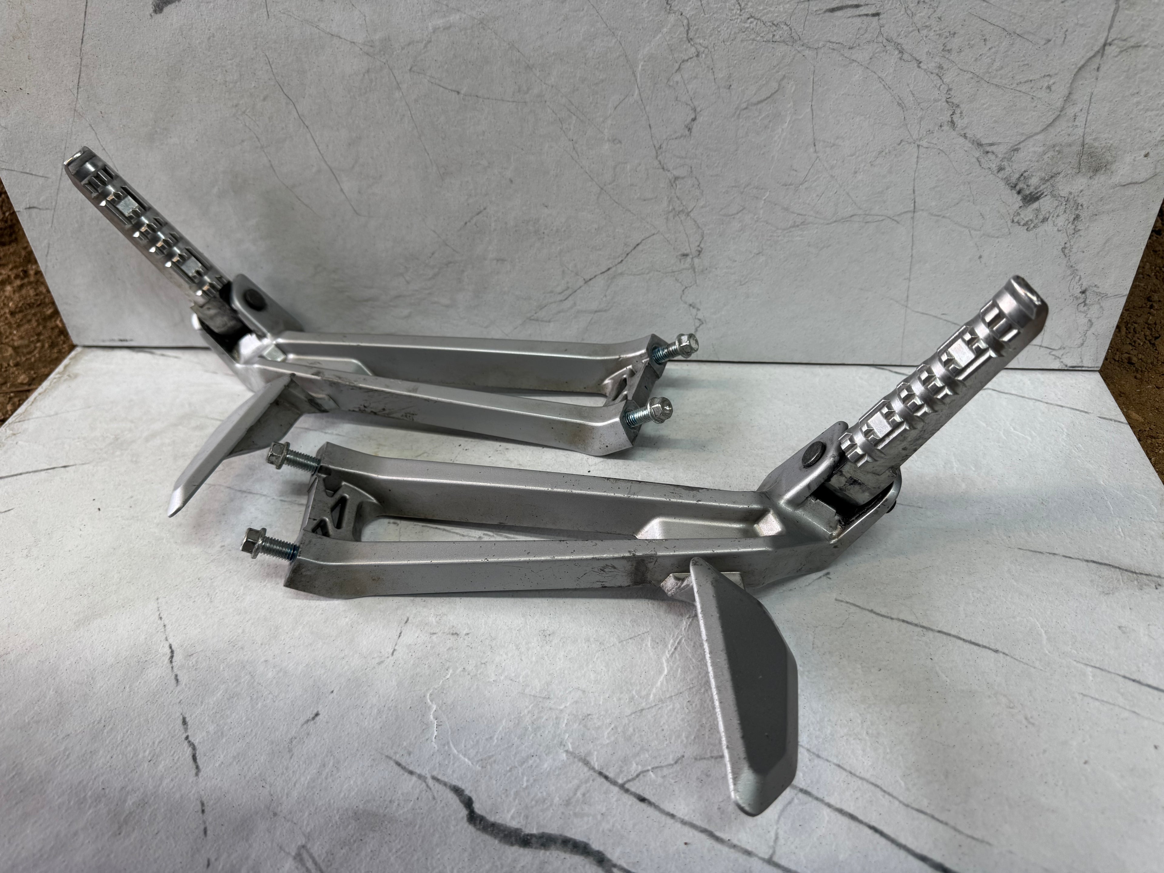 Repose pieds arrière Yamaha MT125, YZF R125