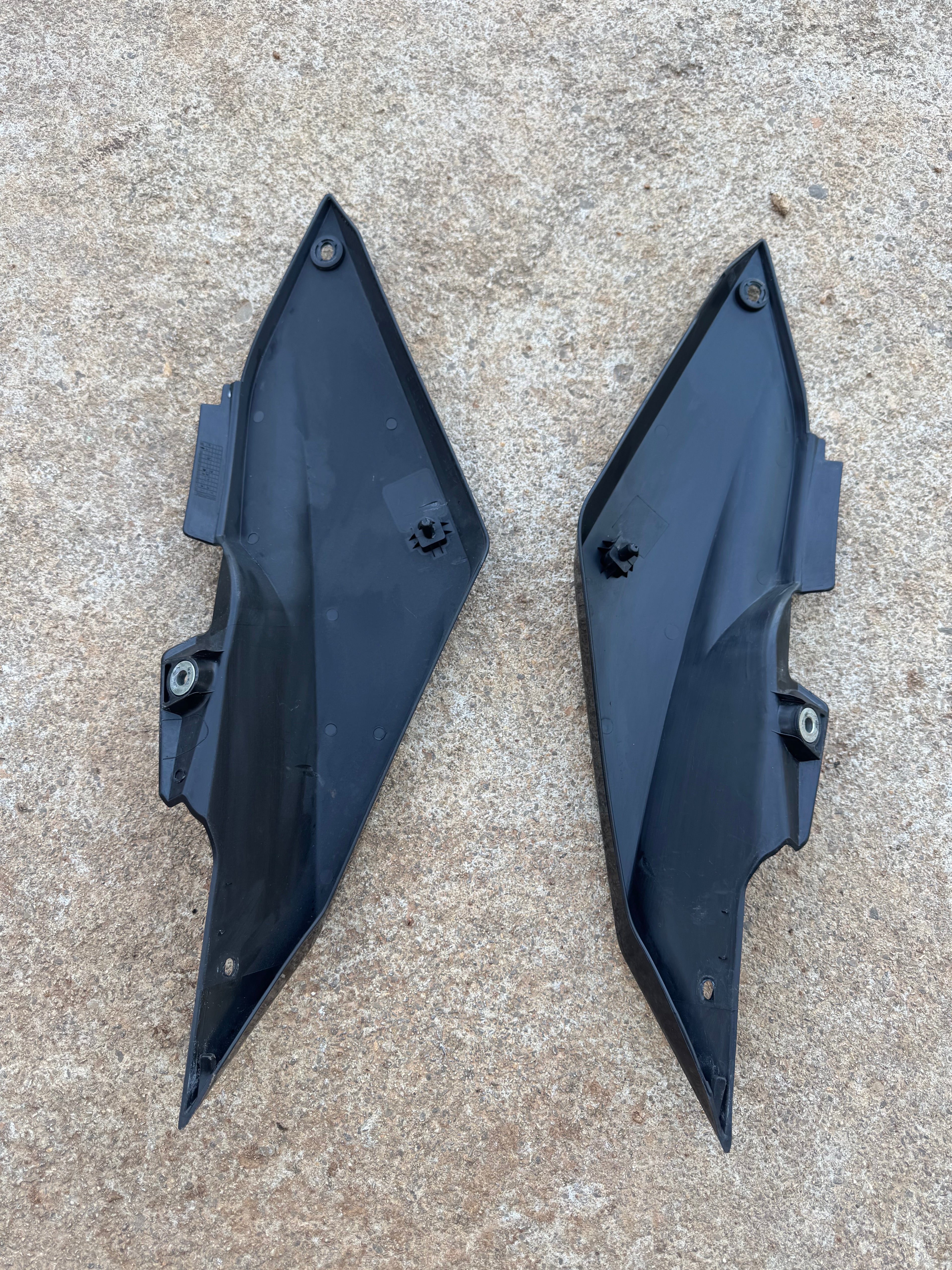 Caches latéraux arriere Yamaha 125 WRX