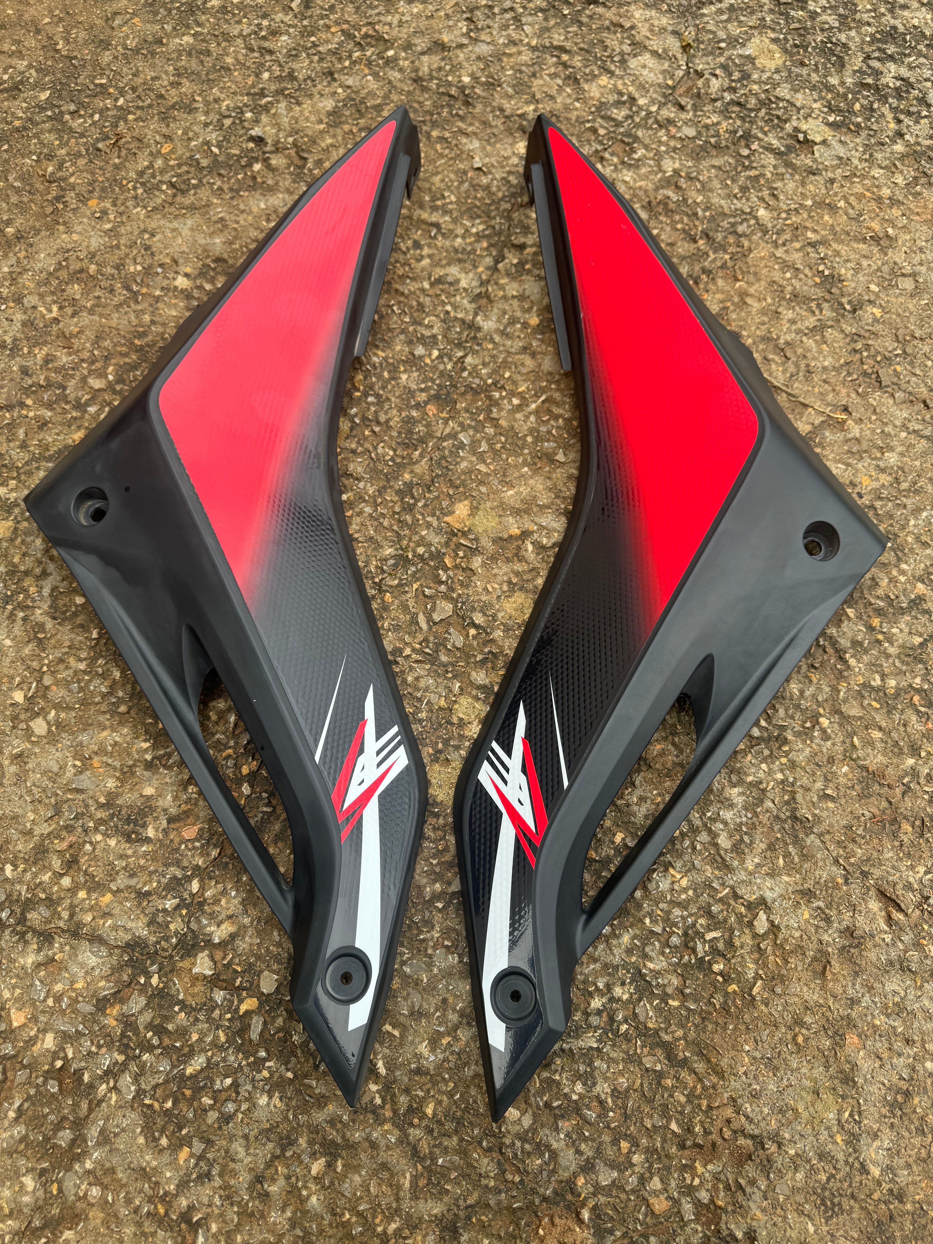 Carénage sous reservoir Yamaha YZF R125