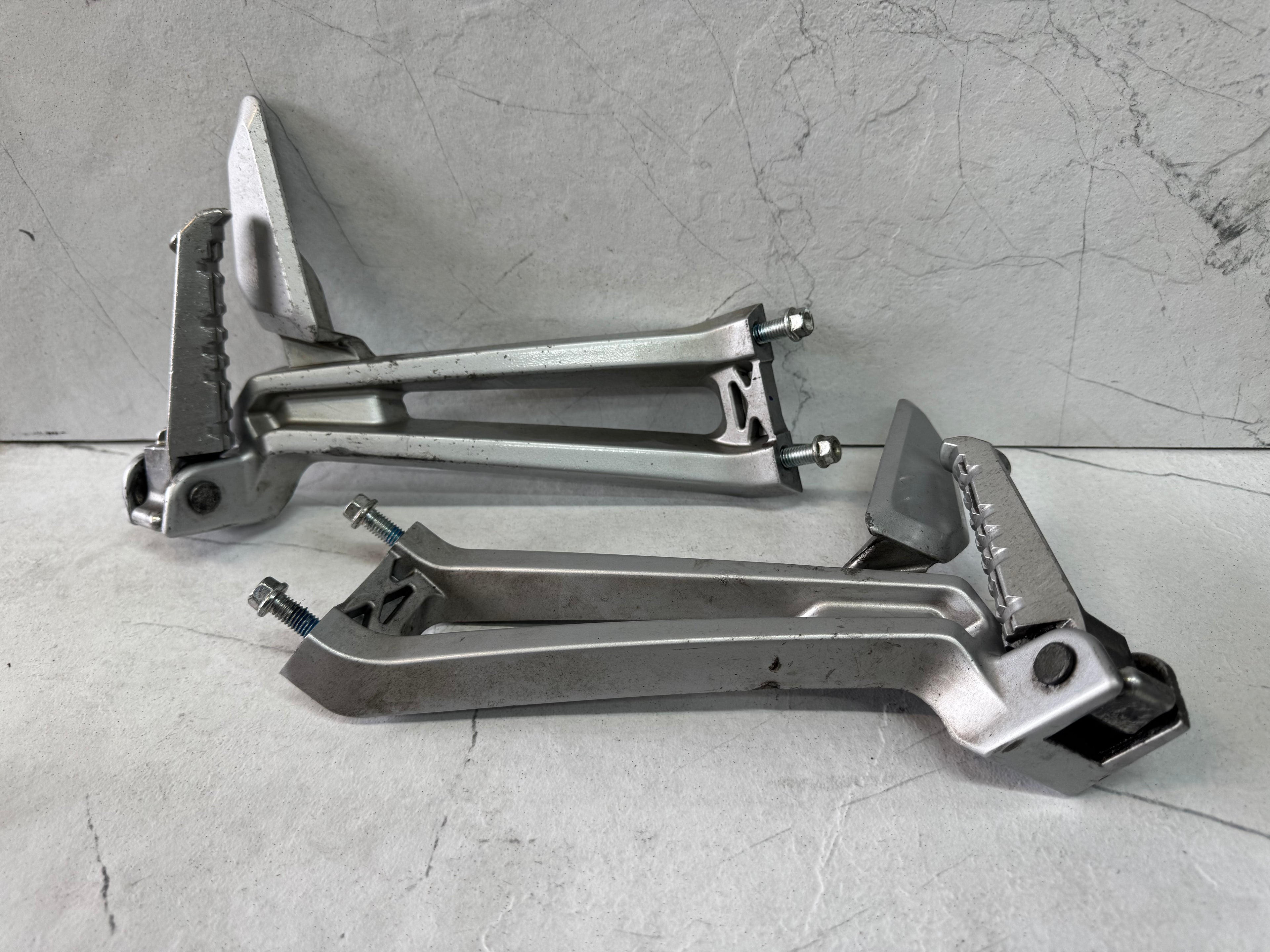 Repose pieds arrière Yamaha MT125, YZF R125