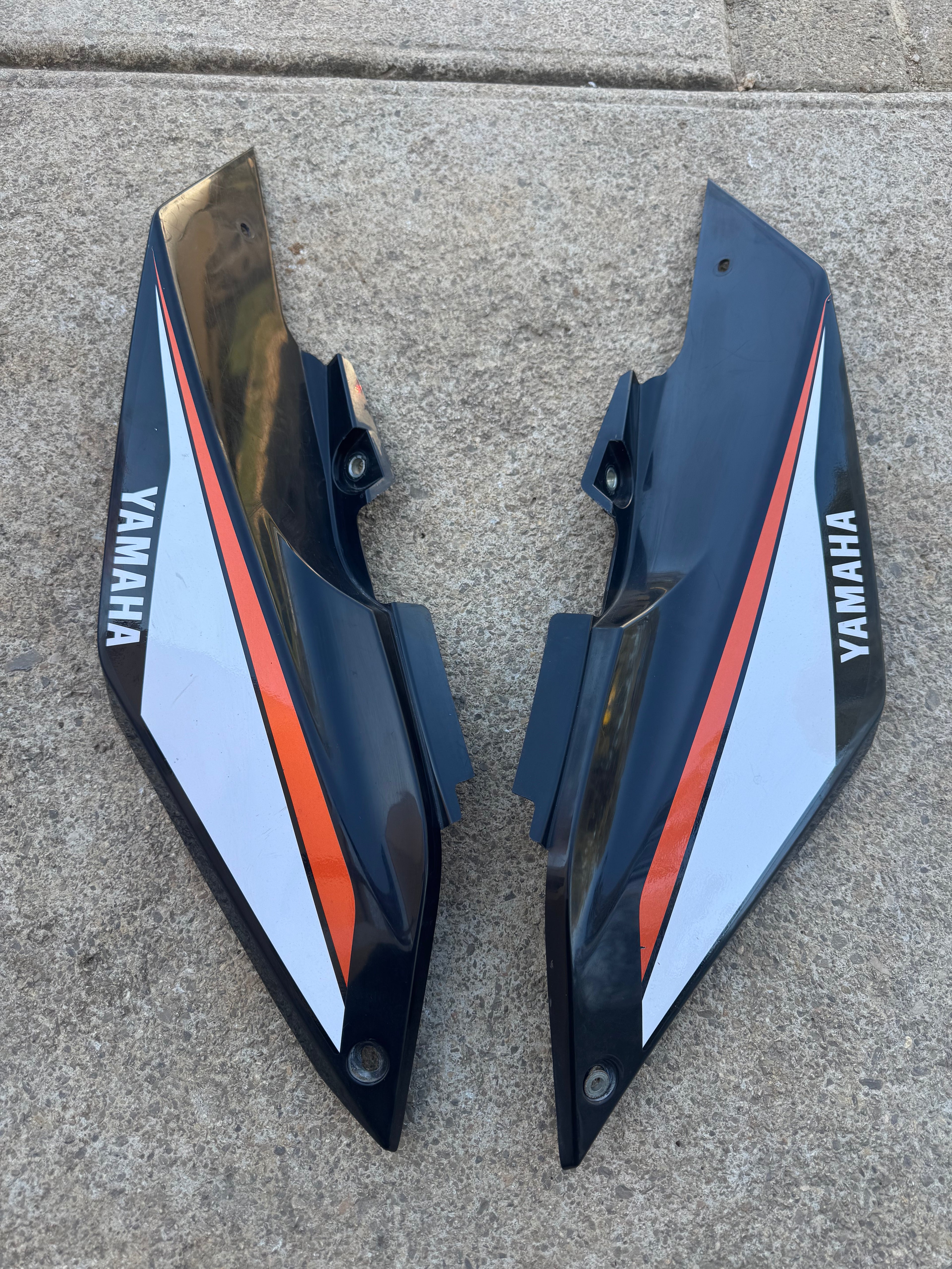 Caches latéraux arriere Yamaha 125 WRX