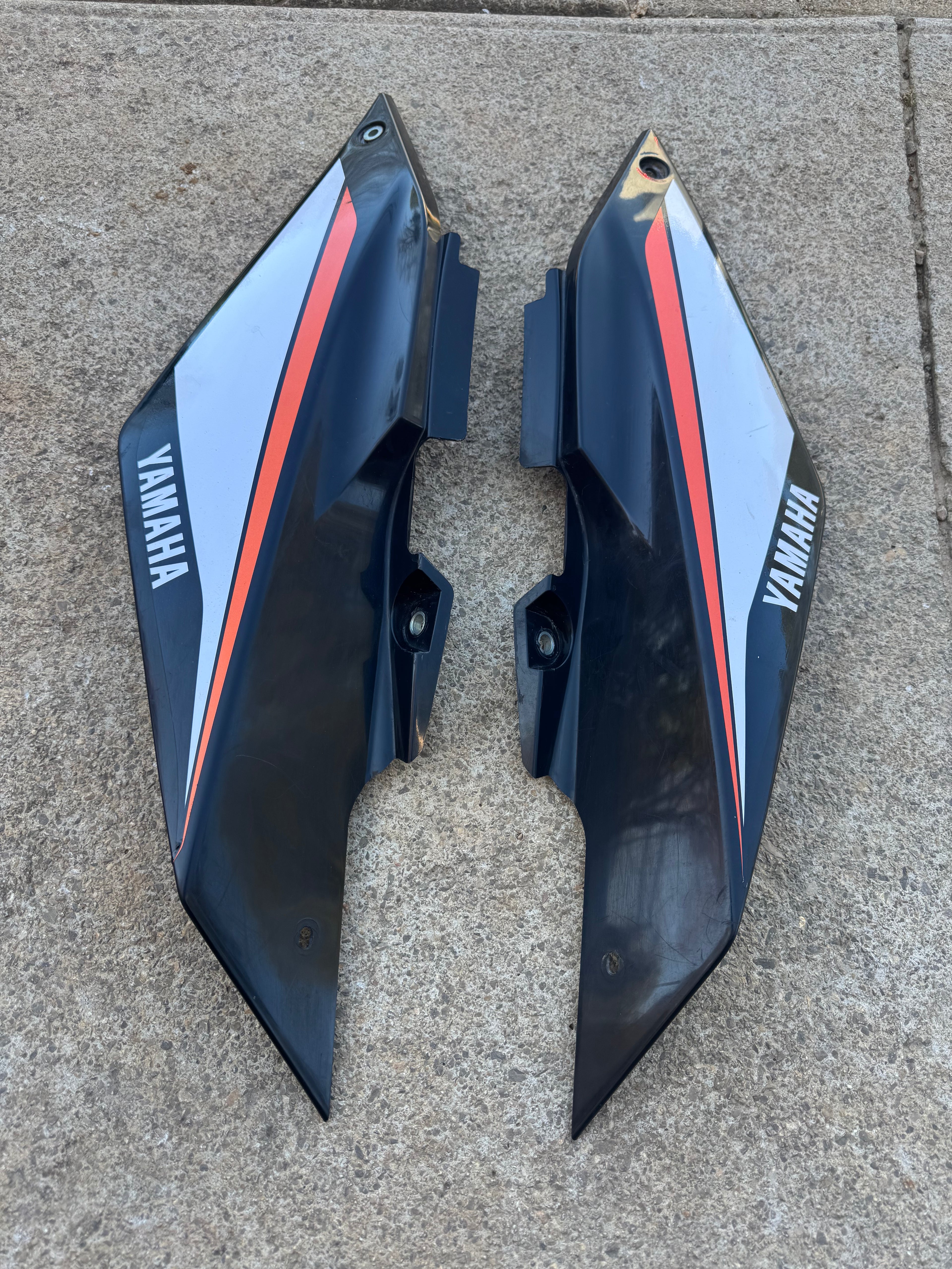 Caches latéraux arriere Yamaha 125 WRX